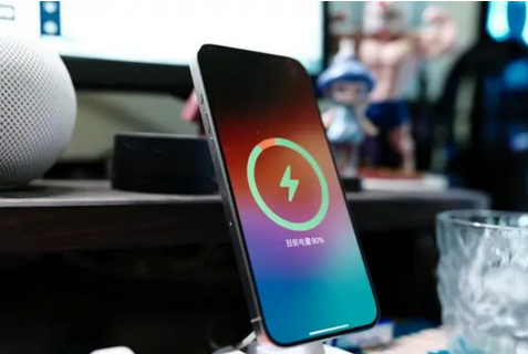 濂溪苹果15换屏服务分享用什么充电器给iPhone15充电更好 